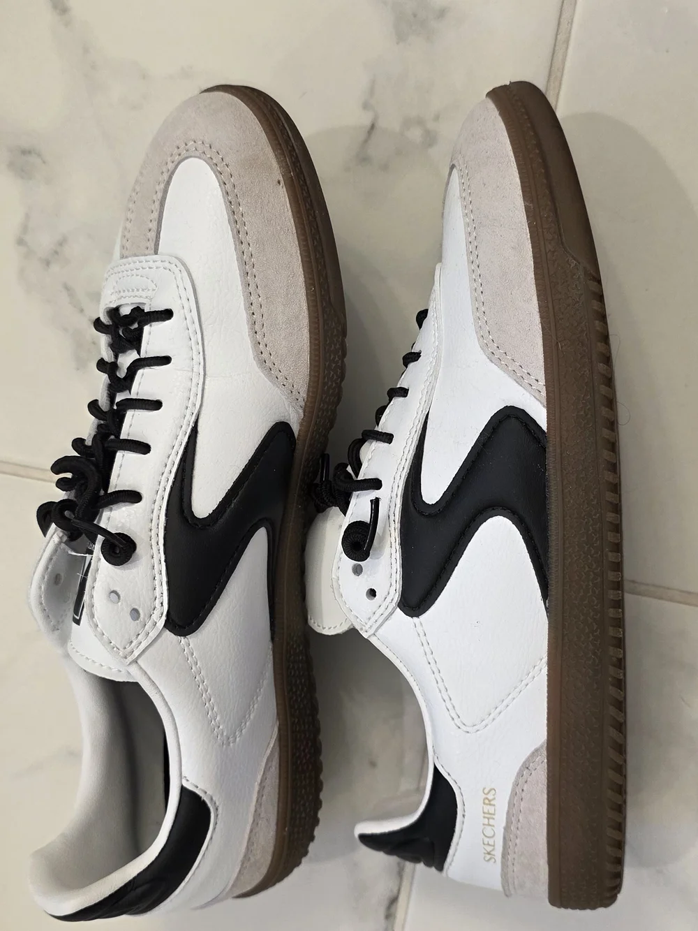 Skechers Court Classics Leather Sneakers Women's US 7.5 White Black Gum Sole Air